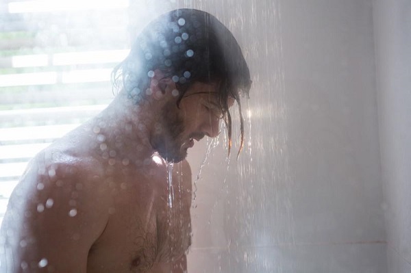 se branler sous la douche