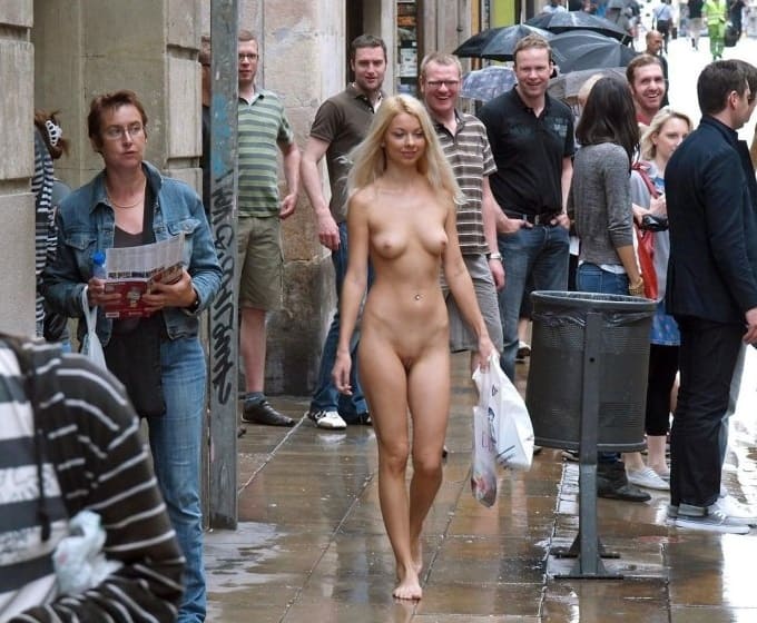 femme-nue-dans-la-rue-17